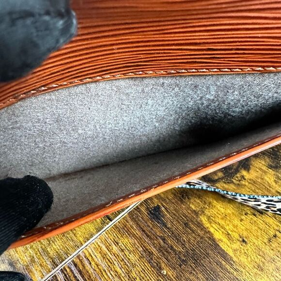 Louis Vuitton Brown Epi Leather Art Deco Clutch Bag - Picture 8 of 16